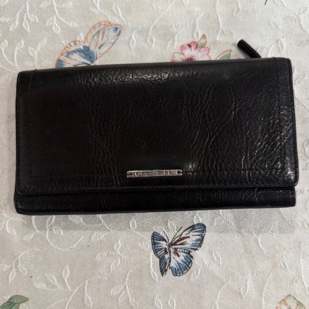 Fossil Black Leather Tri-Fold Clutch Wallet Silver Logo‎ Snap Closure